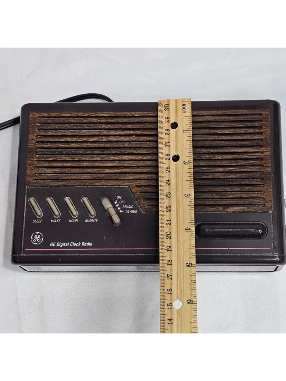 Vintage GE Digital Clock Radio AM/FM With Woodgrain Finish & Snooze Function - Picture 8 of 11